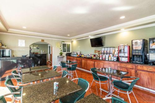 Kuchyň nebo kuchyňský kout v ubytování Rodeway Inn Barstow Route 66