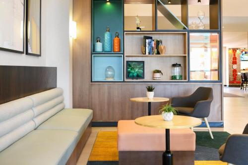 Гостиная зона в Holiday Inn Oakland Airport by IHG