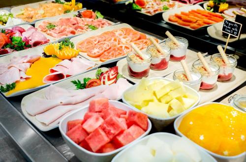 マドリードにあるHotel Crowne Plaza Madrid Airportの種類豊富なビュッフェ