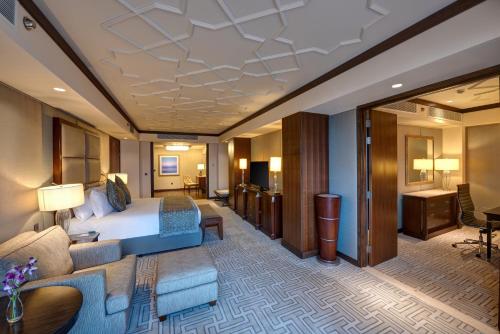Un lugar para sentarse en Crowne Plaza Duqm by IHG