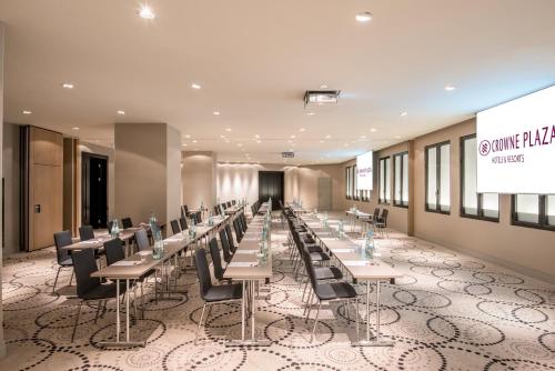 אזור העסקים ו/או חדר הישיבות ב-Crowne Plaza Berlin - Potsdamer Platz, an IHG Hotel