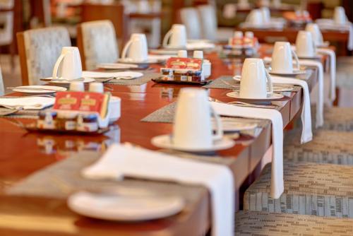Un restaurante u otro lugar para comer en Crowne Plaza Duqm by IHG
