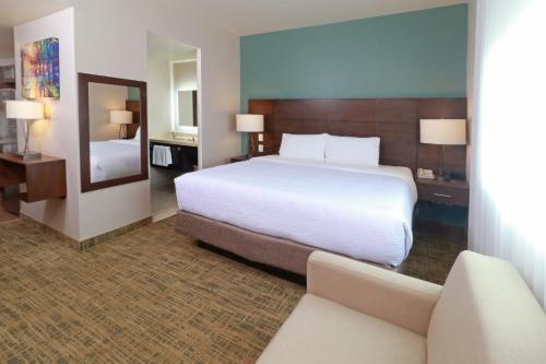 Postel nebo postele na pokoji v ubytování Staybridge Suites Queretaro by IHG