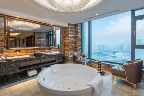 Et badeværelse på Crowne Plaza Hotel Lanzhou, an IHG Hotel