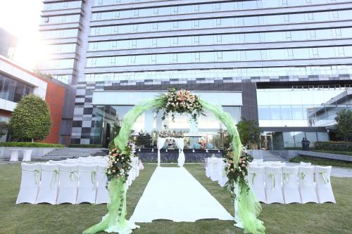 a wedding ceremony set up in front of a building at Crowne Plaza Guangzhou Huadu by IHG - Free Shuttle bus between hotel to Exhibition Center During Canton Fair in Guangzhou