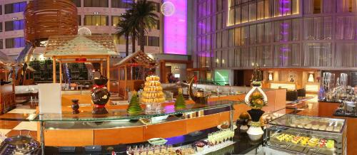 a large lobby with aasteryasteryasteryasteryasteryasteryasteryasteryasteryasteryastery at Crowne Plaza Kuwait Al Thuraya City by IHG in Kuwait