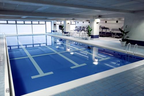 duży basen z niebieską podłogą w budynku w obiekcie ANA Crowne Plaza Hotel Kyoto, an IHG Hotel w mieście Kioto