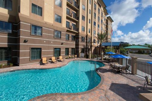 Piscina de la sau aproape de Staybridge Suites Orlando at SeaWorld, an IHG Hotel