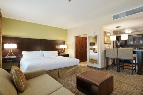Lova arba lovos apgyvendinimo įstaigoje Staybridge Suites Chihuahua, an IHG Hotel