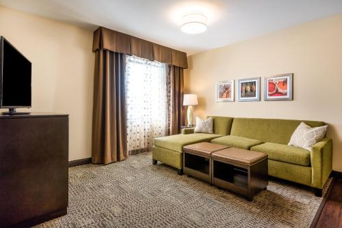 Ruang duduk di Staybridge Suites Eau Claire - Altoona by IHG