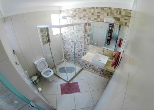 y baño pequeño con ducha y aseo. en AP Agatha, en Arraial do Cabo