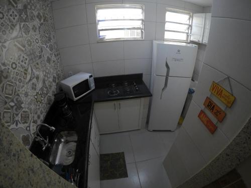 eine kleine Küche mit einem Herd und einem Kühlschrank in der Unterkunft cabo frio barato in Cabo Frio