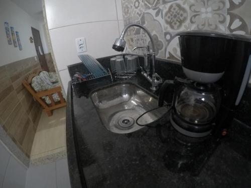 eine Küchenspüle mit einem Mixer darüber in der Unterkunft cabo frio barato in Cabo Frio