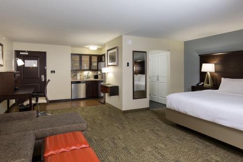 Giường trong phòng chung tại Staybridge Suites - Newark - Fremont, an IHG Hotel