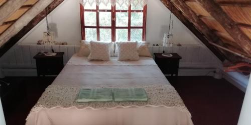Un pat sau paturi într-o cameră la Las chozas