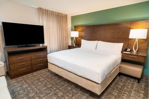 En eller flere senge i et værelse på Staybridge Suites - Washington DC East - Largo, an IHG Hotel