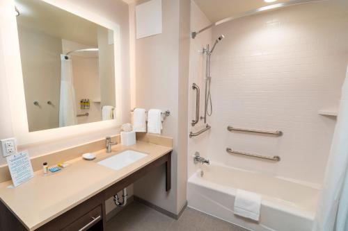 Et badeværelse på Staybridge Suites - Washington DC East - Largo, an IHG Hotel
