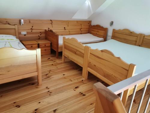 a room with two bunk beds and wooden floors at Kindererlebnis- und Biobauernhof Hipp-Bruckner in Wörnharts