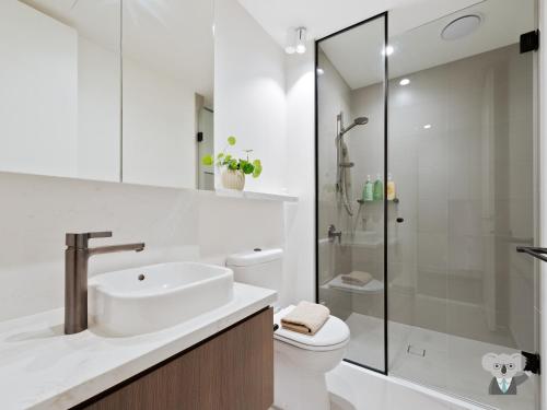 Un baño con lavabo, inodoro y ducha. en KOZYGURU MELBOURNE CITY PERFECT TRANQUIL SANCTUARY 1 BED APT VME023, en Melbourne