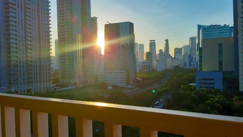 a view of a city skyline with the sun setting at Swiss-Belresidences Rasuna Epicentrum in Jakarta