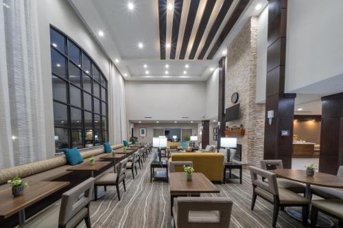 ห้องอาหารหรือที่รับประทานอาหารของ Staybridge Suites Houston East - Baytown, an IHG Hotel