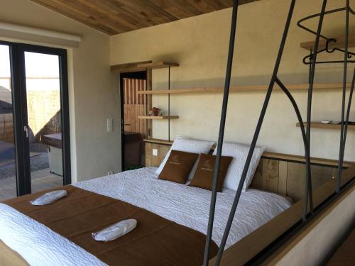 una camera con un grande letto di Beau Réveil nature & wellness - gite 1 a Manhay