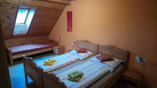 a bedroom with two twin beds and a window at Kindererlebnis- und Biobauernhof Hipp-Bruckner in Wörnharts