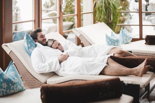 a man and woman laying on a couch at Alpine Resort Goies Superior in Ladis