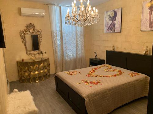 Un dormitorio con una cama con un arreglo floral. en Luxury Living Suite B&B, en Adelfia