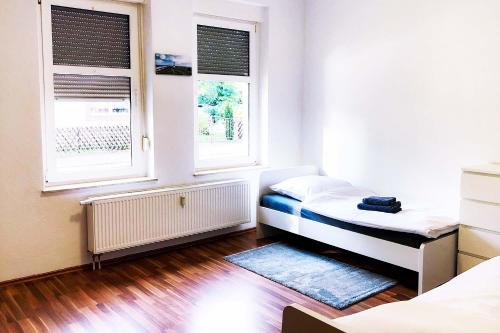 En eller flere senger på et rom på Nice und cozy apartments with super fast Wifi near Cottbus