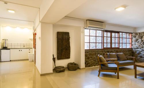 una sala de estar con un sofá y una mesa en SPNI Golan Field School, en Katzrin