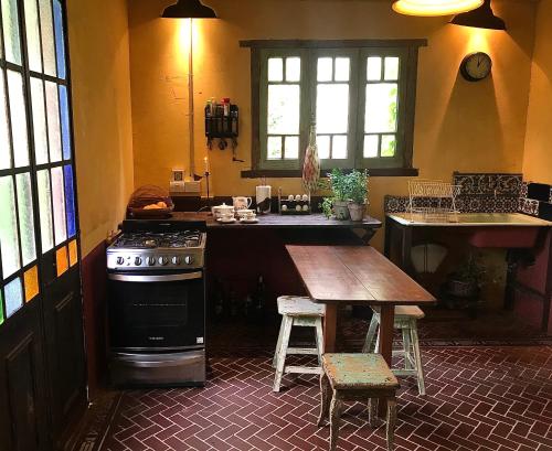 老虎城的住宿－Casa típica de Tigre，厨房配有炉灶和木桌。
