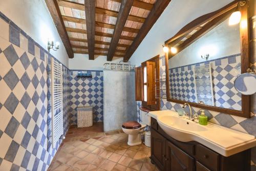 A bathroom at Masia Rural Can Salarichs