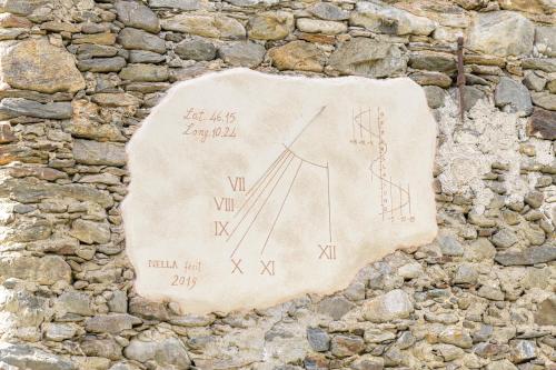 a piece of paper on the side of a stone wall at Agriturismo Cà Gianin in Vervio