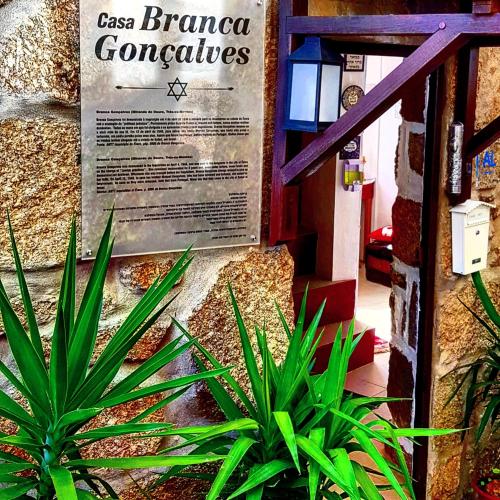 a plant sitting next to a sign on a wall at Branca Gonçalves Belmonte in Belmonte