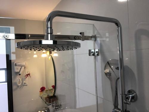 ein Licht, das über einer Dusche im Bad hängt in der Unterkunft Heritage Hotel in Tuy Hoa