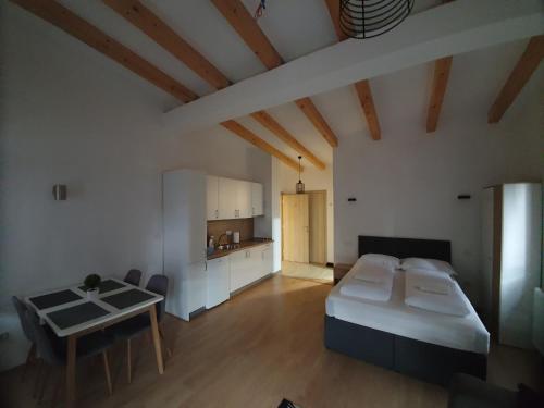 um quarto com uma cama, uma mesa e uma cozinha em Marušić Apartments em Vlasic