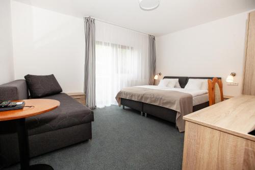 Llit o llits en una habitació de Penzion Dolíček