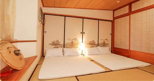 Habitación con cama con luz. en My Friend's Homestay, en Taitung