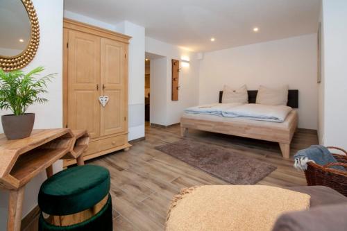 a bedroom with a bed and a wooden floor at Ferienwohnung am Schloss in Wernigerode