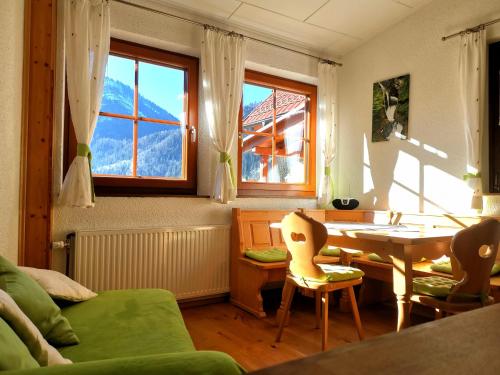 sala de estar con mesa, mesa y sillas en Ferienwohnung Schlögelhofer, en Lunz am See