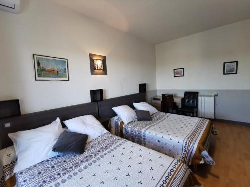 Postel nebo postele na pokoji v ubytování l'Hotel du port