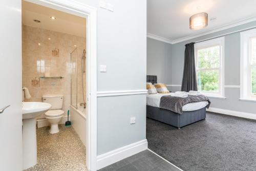 - une chambre avec un lit et une salle de bains dans l'établissement St Mary's Apartments, à York