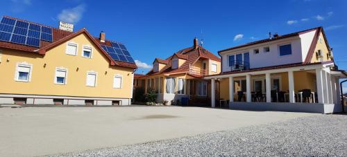 uma fila de casas com painéis solares nos seus telhados em Heléna Hotel & SPA em Levél