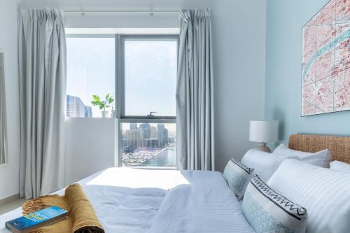 sypialnia z łóżkiem i oknem w obiekcie The Smart Concierge - Bay Central w Dubaju