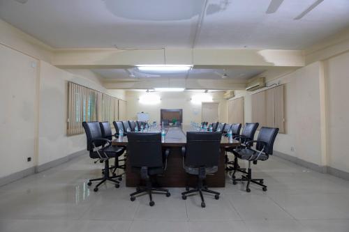 a conference room with a long table and chairs at The Salvation Army RED SHIELD GUEST HOUSE in Kolkata