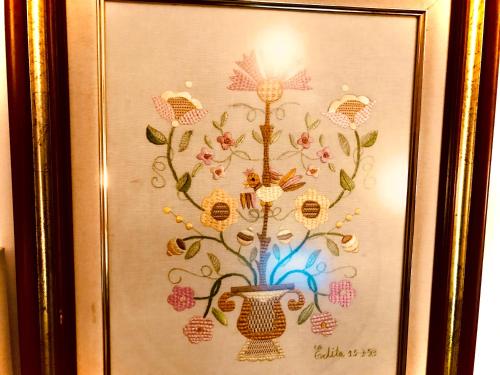 a picture of a painting of a vase with flowers at HOTEL BOUTIQUE a ESPLANADA in Castelo Branco