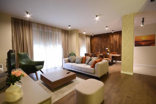 un soggiorno con divano e tavolo di Hotel LoRa a Belgrado