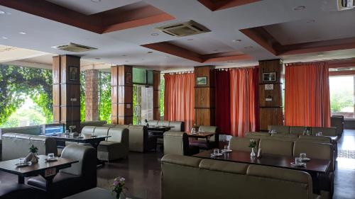 Posezení v ubytování Kanthi Resorts Badami