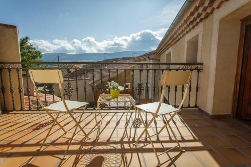 two chairs sitting on a balcony with a view at El Bulín de Aldealengua in Ceguilla
